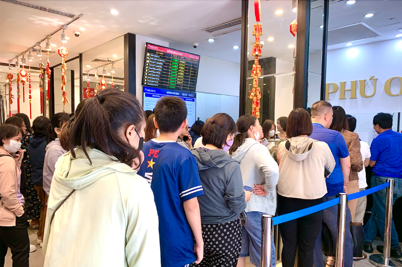 Giá vàng 'rơi tự do', cửa hàng bán không giới hạn, nhiều người xếp hàng cắt lỗ 4 Tiệm vàng bán hàng kiểu 'đá bóng', khách chạy qua chạy lại như con thoi