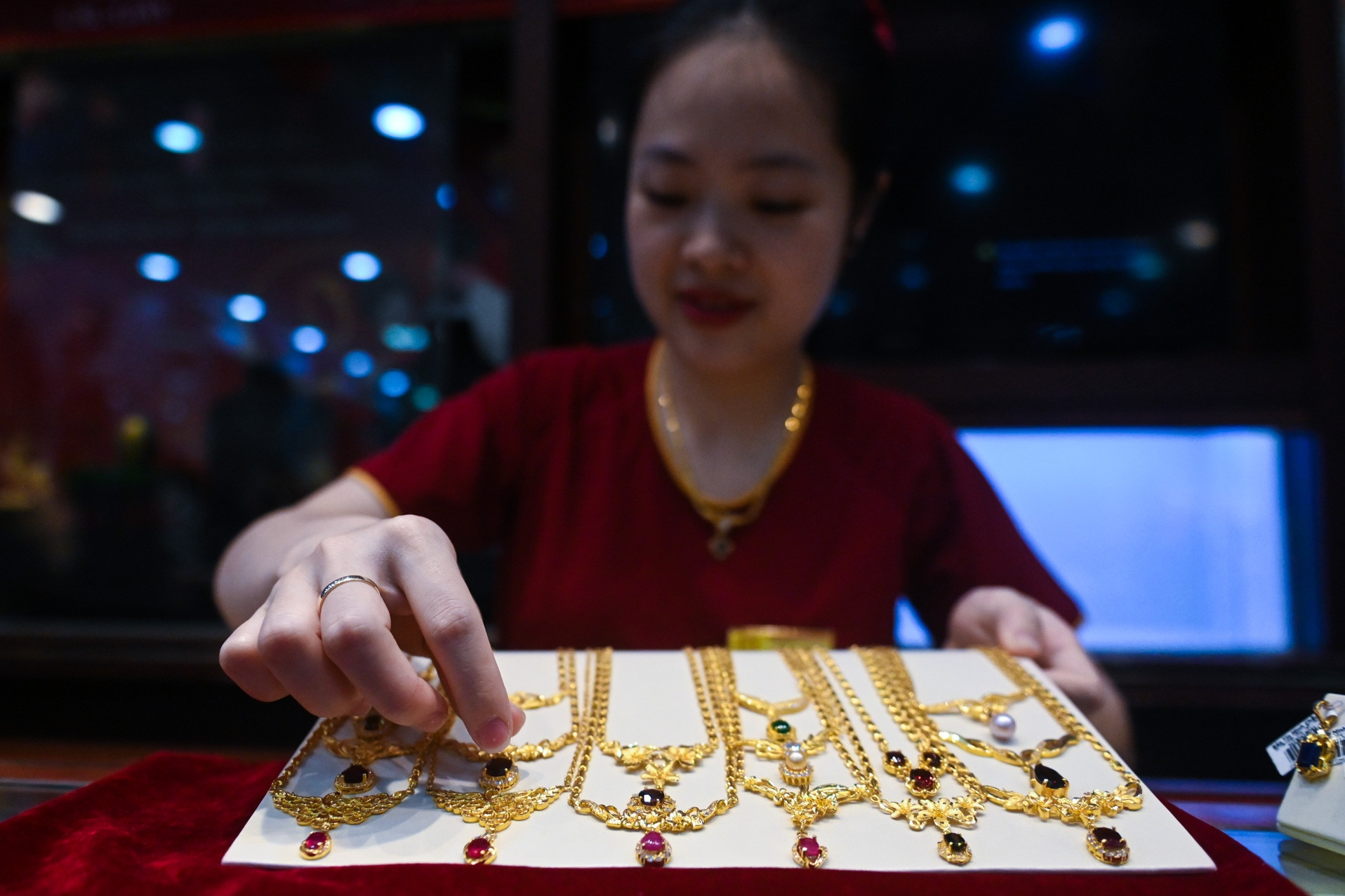 Giá vàng 'rơi tự do', cửa hàng bán không giới hạn, nhiều người xếp hàng cắt lỗ 3 Tiệm vàng bán kiểu 'thoắt ẩn thoắt hiện', người mua nháo nhác