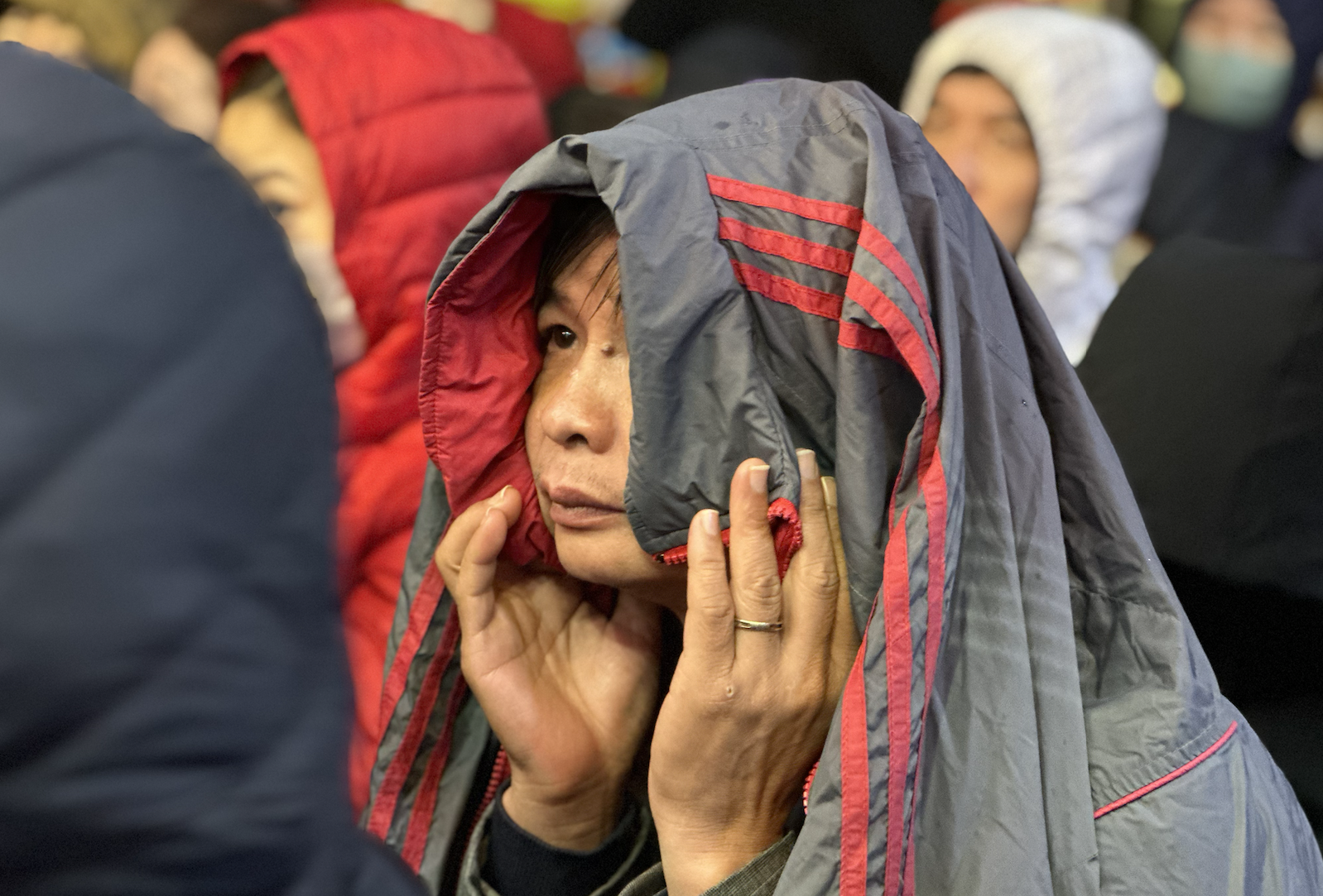Giá vàng hôm nay 7/2/2025 vọt tăng ngày vía Thần Tài, SJC và nhẫn lên 90 triệu 2 3 giờ sáng, dòng người co ro trong mưa rét đợi mua vàng vía Thần Tài