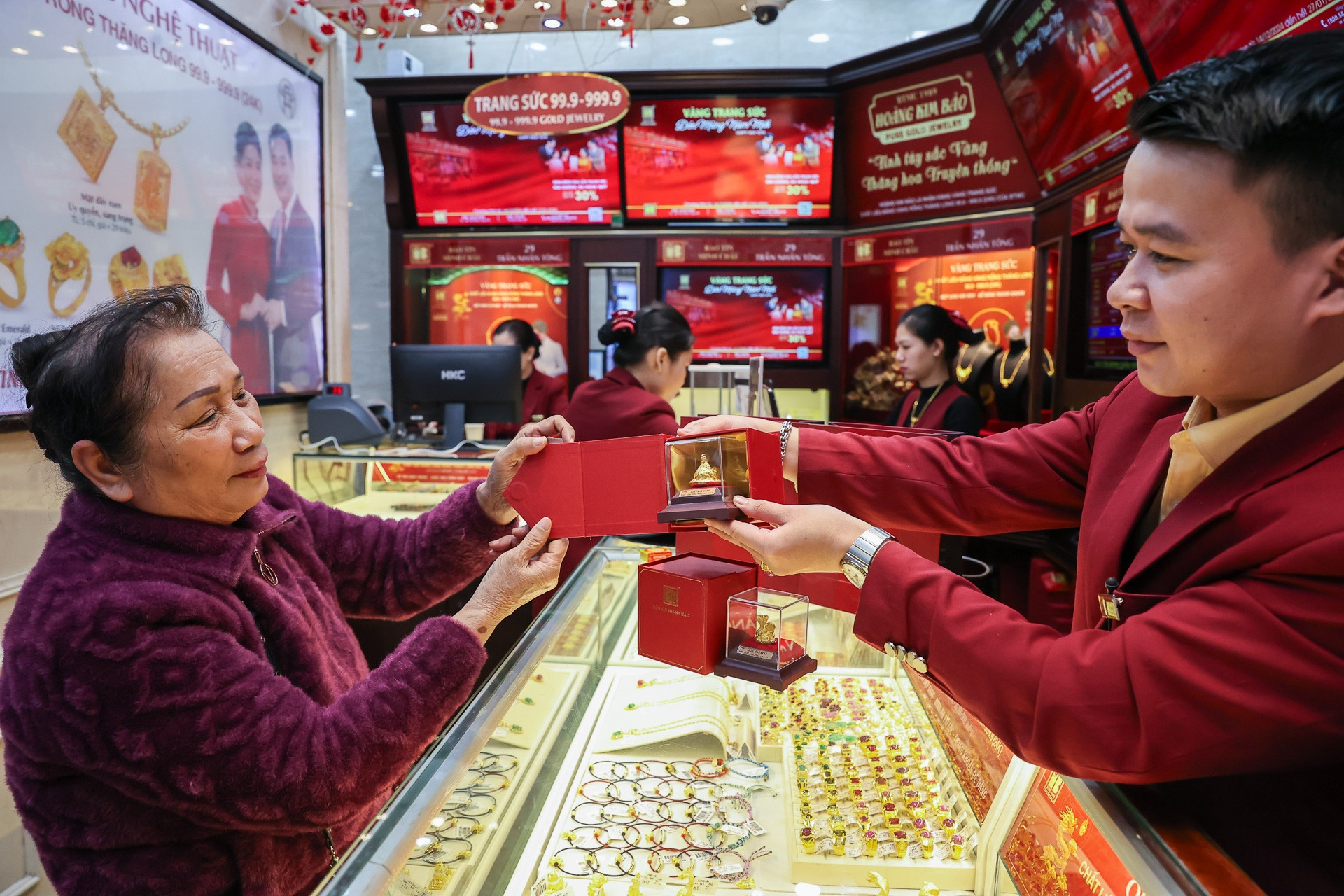 Giá vàng hôm nay 7/2/2025 vọt tăng ngày vía Thần Tài, SJC và nhẫn lên 90 triệu 4 Nhiều người chốt lời trước ngày vía Thần Tài, cửa hàng vàng bán không giới hạn