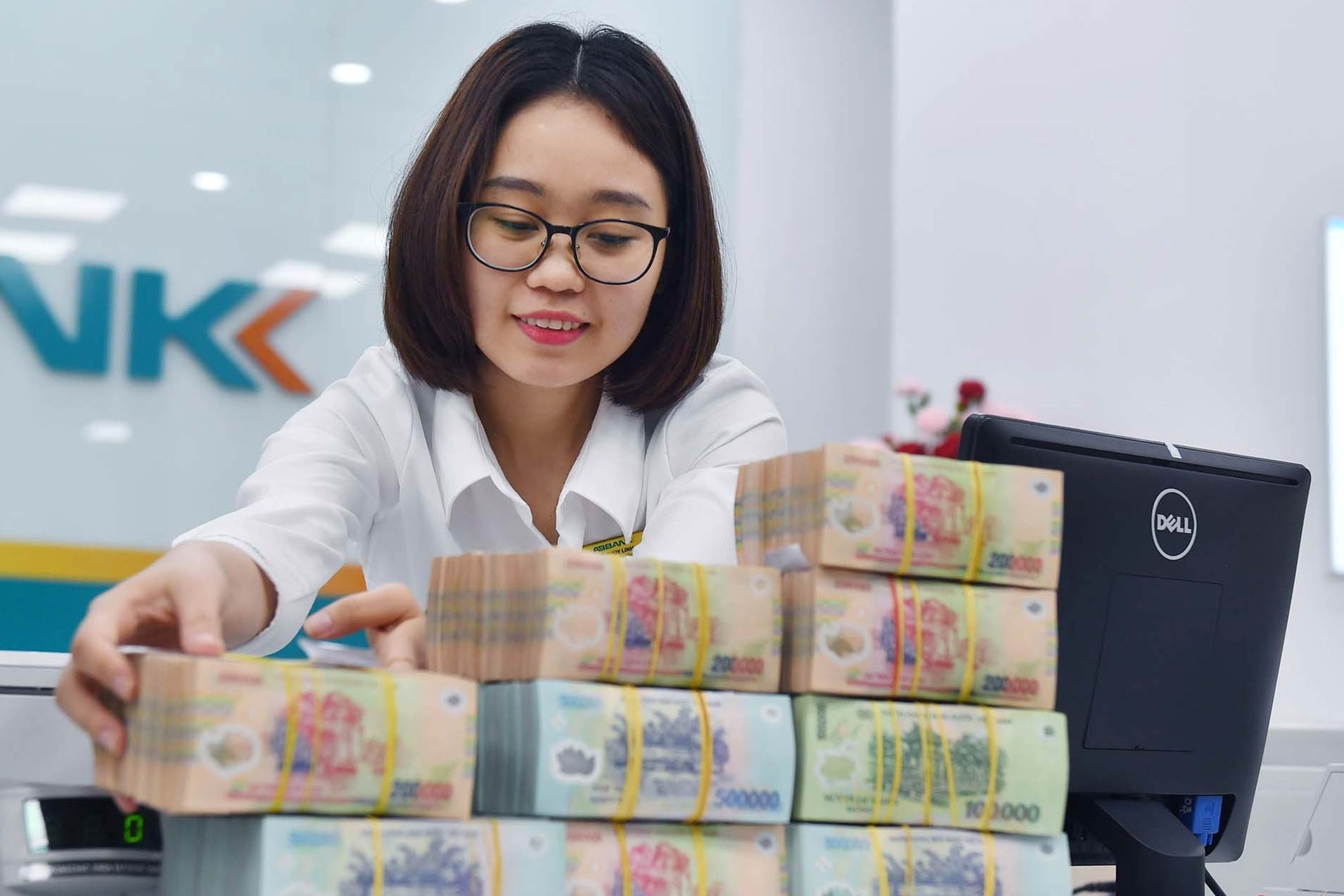 Giá vàng hôm nay 17/2/2025: Nhẫn trơn vọt tăng 1 triệu, cao hơn SJC gần 2 triệu 3 Cả nghìn nhân viên ngân hàng bị cắt giảm; diễn biến lạ của giá vàng