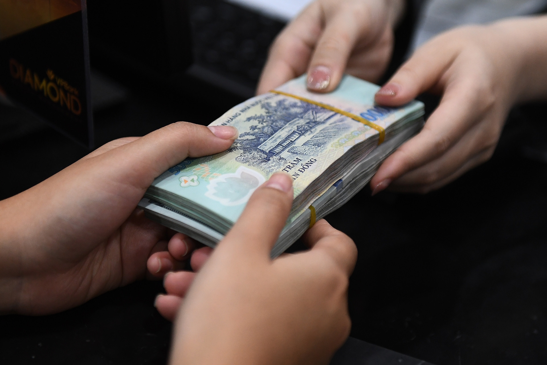 Giá vàng hôm nay 20/2/2025 vọt lên đỉnh lịch sử mới, vàng nhẫn phá kỷ lục 4 Lãi suất ngân hàng hôm nay 20/2/2025: Thêm nhà băng tăng mức huy động