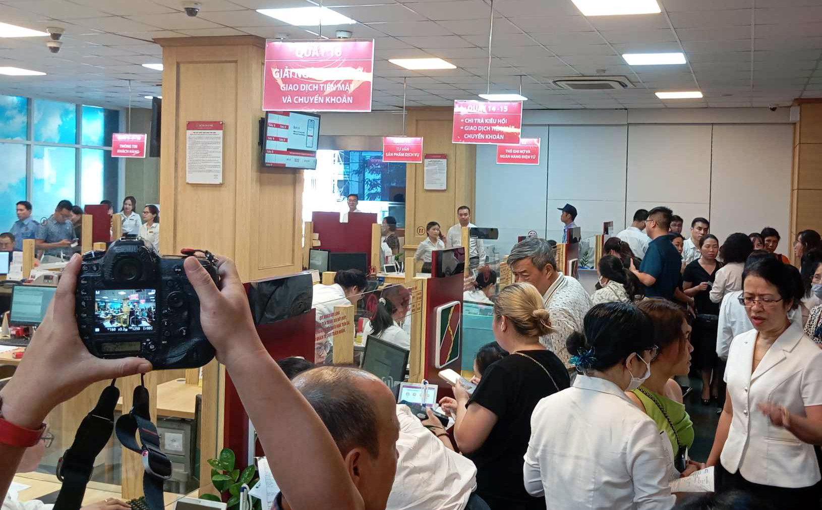 SJC bất ngờ tham gia mua vàng từ NHNN để bán trực tiếp tới người dân 2 Đông nghịt người mua vàng tại các ngân hàng, giá bán ra chưa tới 80 triệu/lượng