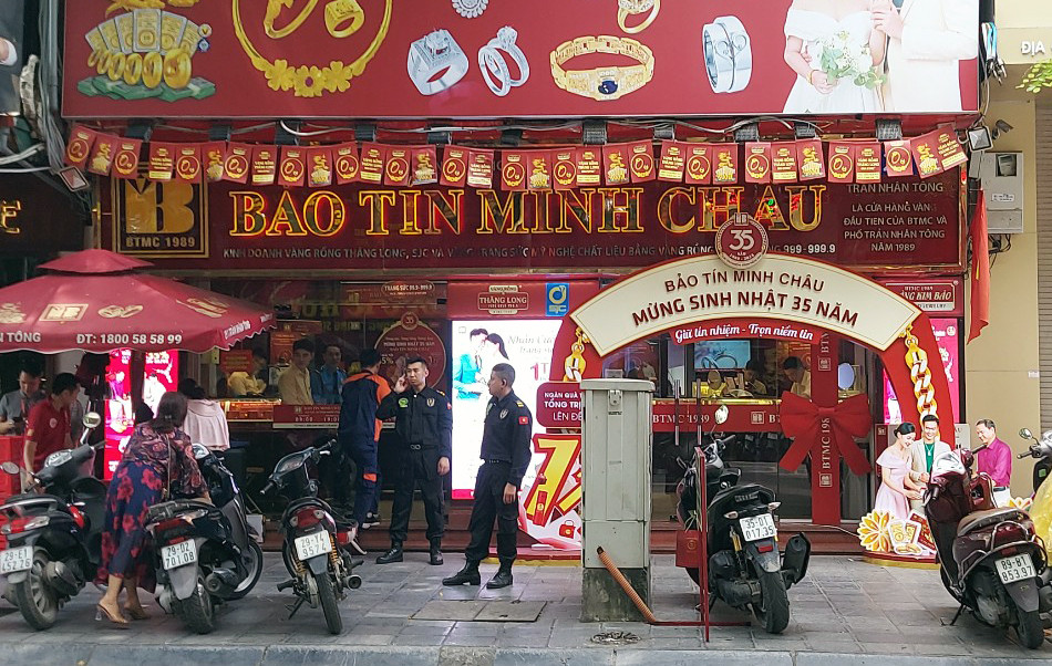 SJC bất ngờ tham gia mua vàng từ NHNN để bán trực tiếp tới người dân 3 Ngân hàng đồng loạt bán vàng: 'Phố vàng' vắng lặng, treo biển hết hàng