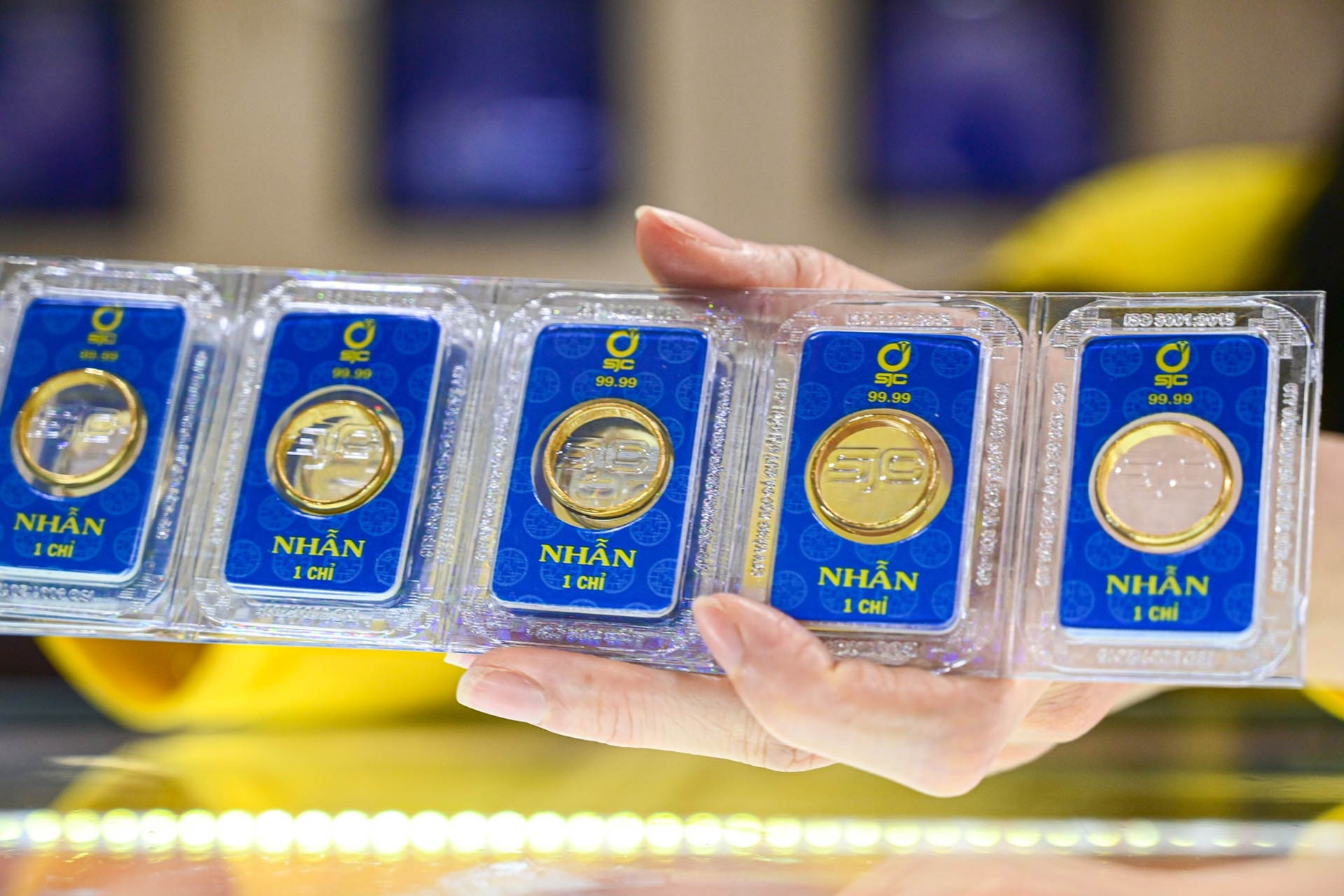 Giá vàng Thần Tài đắt kỷ lục, hàng ép vỉ vọt lên 99,5 triệu đồng/lượng 2 Gia vang Than Tai dat ky luc hang ep vi
