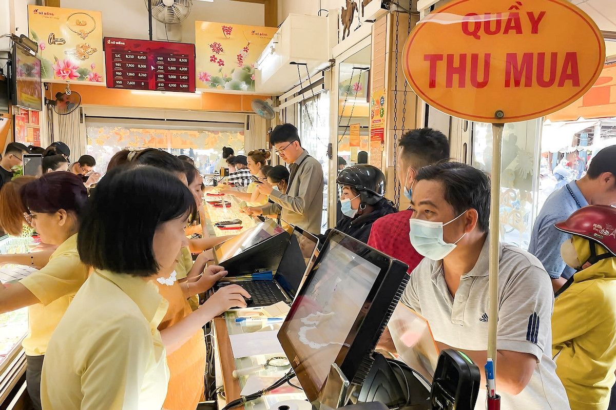 Giá vàng hôm nay 7/2/2025 vọt tăng ngày vía Thần Tài, SJC và nhẫn lên 90 triệu 3 Giá vàng ‘nhảy múa’, doanh nghiệp sẽ mở cửa từ mờ sáng ngày vía Thần Tài