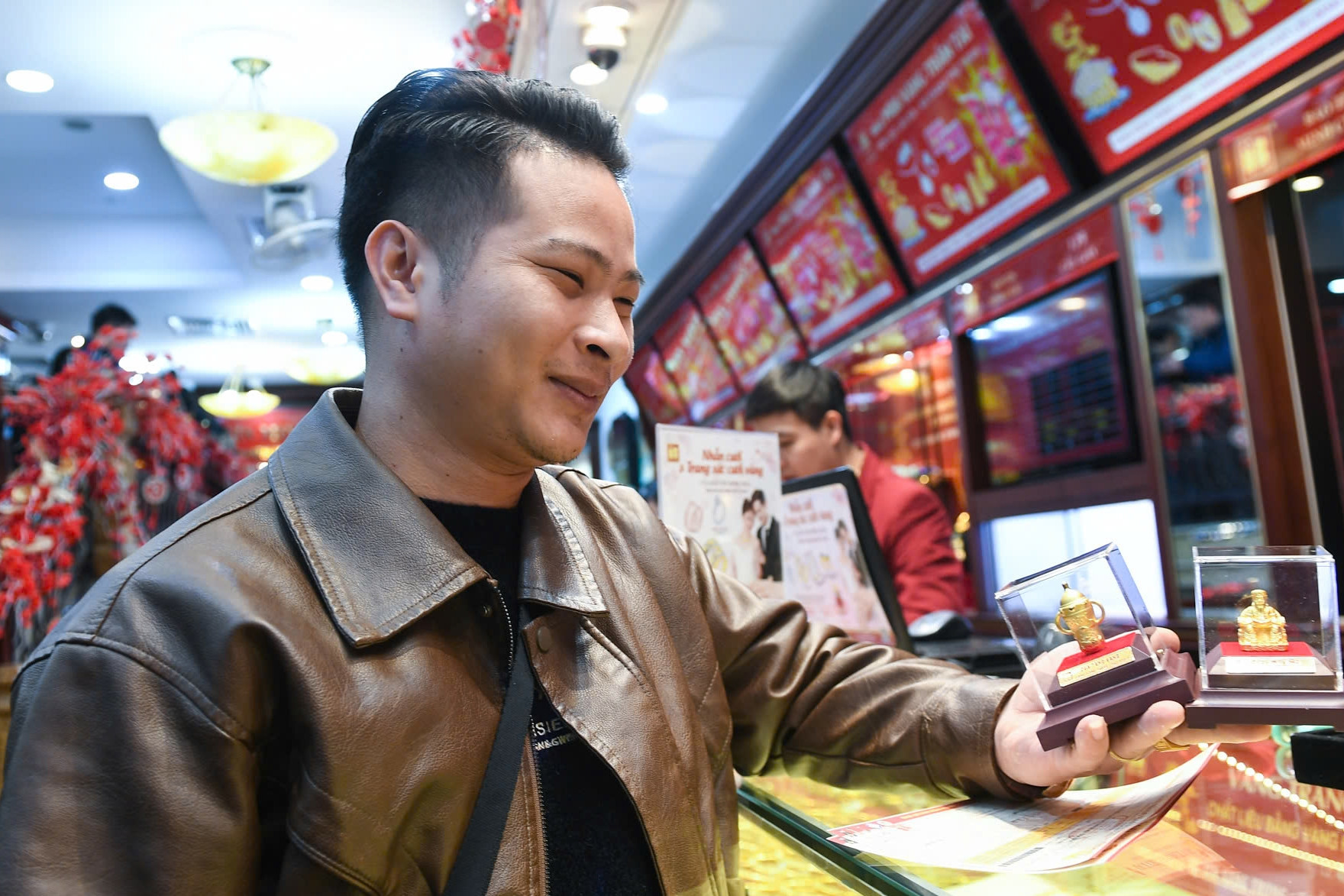 Tiệm vàng chỉ bán ra không mua vào, có người chốt lấy 200 chiếc nhẫn trơn 11 Đến tiệm vàng từ tinh mơ tìm mua tượng Thần Tài, bình sữa về tặng vợ