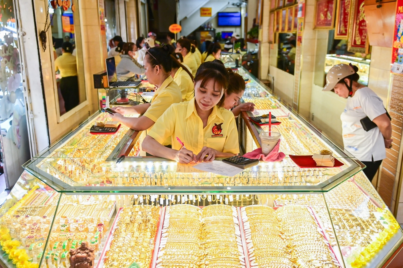 Rút tiền tiết kiệm, người Hà Nội đội mưa chờ mua vàng ngày giá lên đỉnh 2 1741845724 58 Rut tien tiet kiem nguoi Ha Noi doi mua cho
