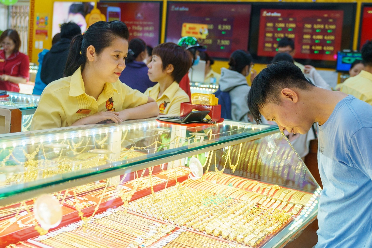 Giá vàng hôm nay 23/4/2025 tăng không ngừng, rồng rắn xếp hàng mua vàng 3 1745363583 103 Gia vang hom nay 2342025 tang khong ngung rong ran