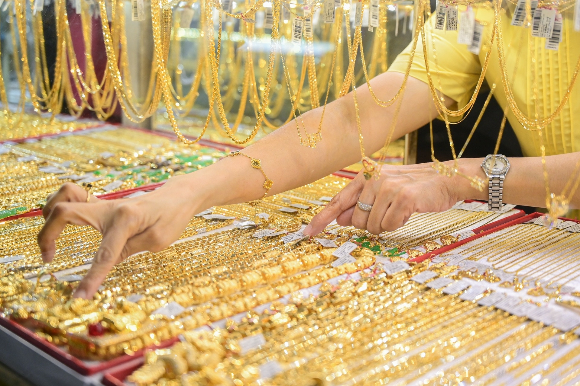 Lập sàn giao dịch, người dân được mua bán vàng vật chất hay cả vàng tín chỉ và vàng tài khoản? 2 1748243644 963 Lap san giao dich nguoi dan duoc mua ban vang