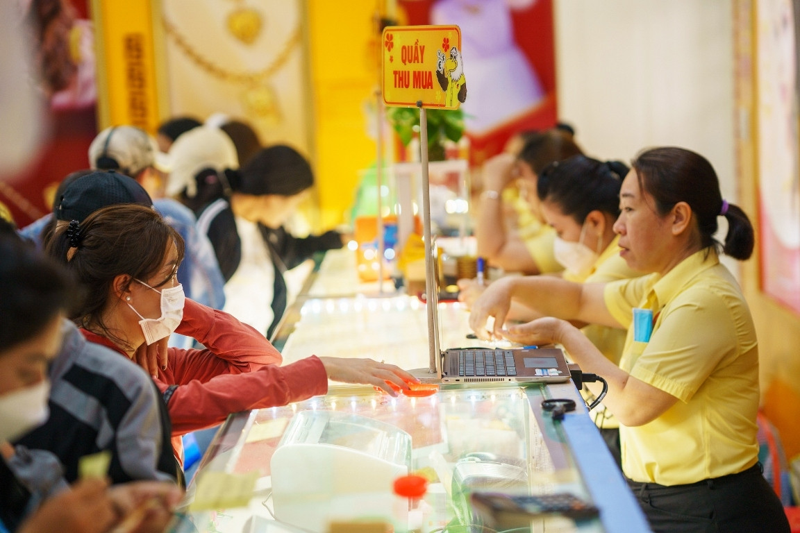 Giá vàng và giá USD đã tăng bao nhiêu trong 5 tháng đầu năm nay? 4 Muốn ổn định thị trường vàng, phải xử lý tận gốc nguồn cung