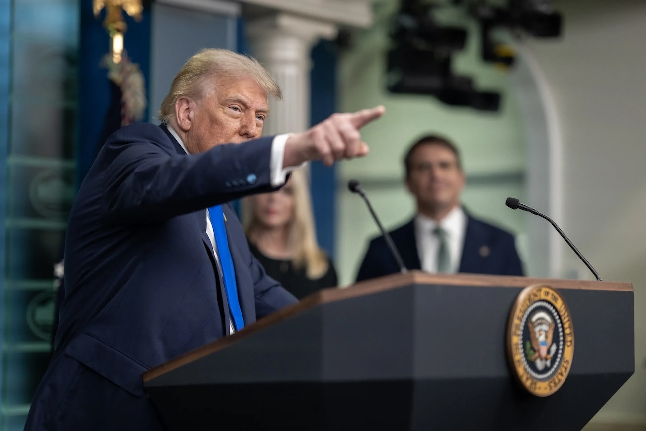 Fed cứng rắn trước ông Trump, giá vàng rơi thẳng đứng 3 1753929244 285 Fed cung ran truoc ong Trump gia vang roi thang