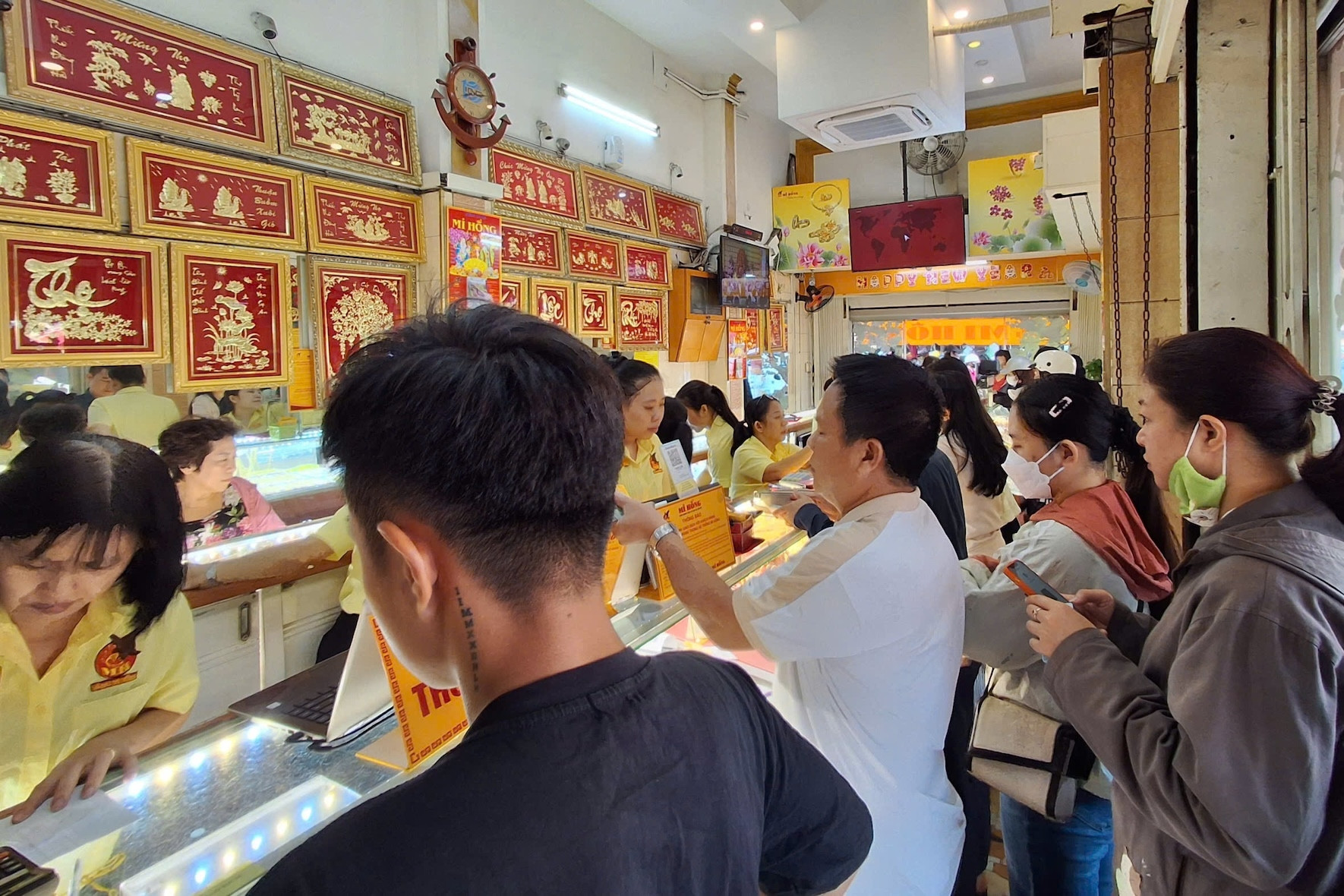 Giá vàng hôm nay 29/8/2025 tăng phi mã, SJC vượt 129 triệu đồng/lượng 2 Dân đổ xô đi mua vàng, cửa hàng ở TPHCM phải 'chặn' bớt người xếp hàng