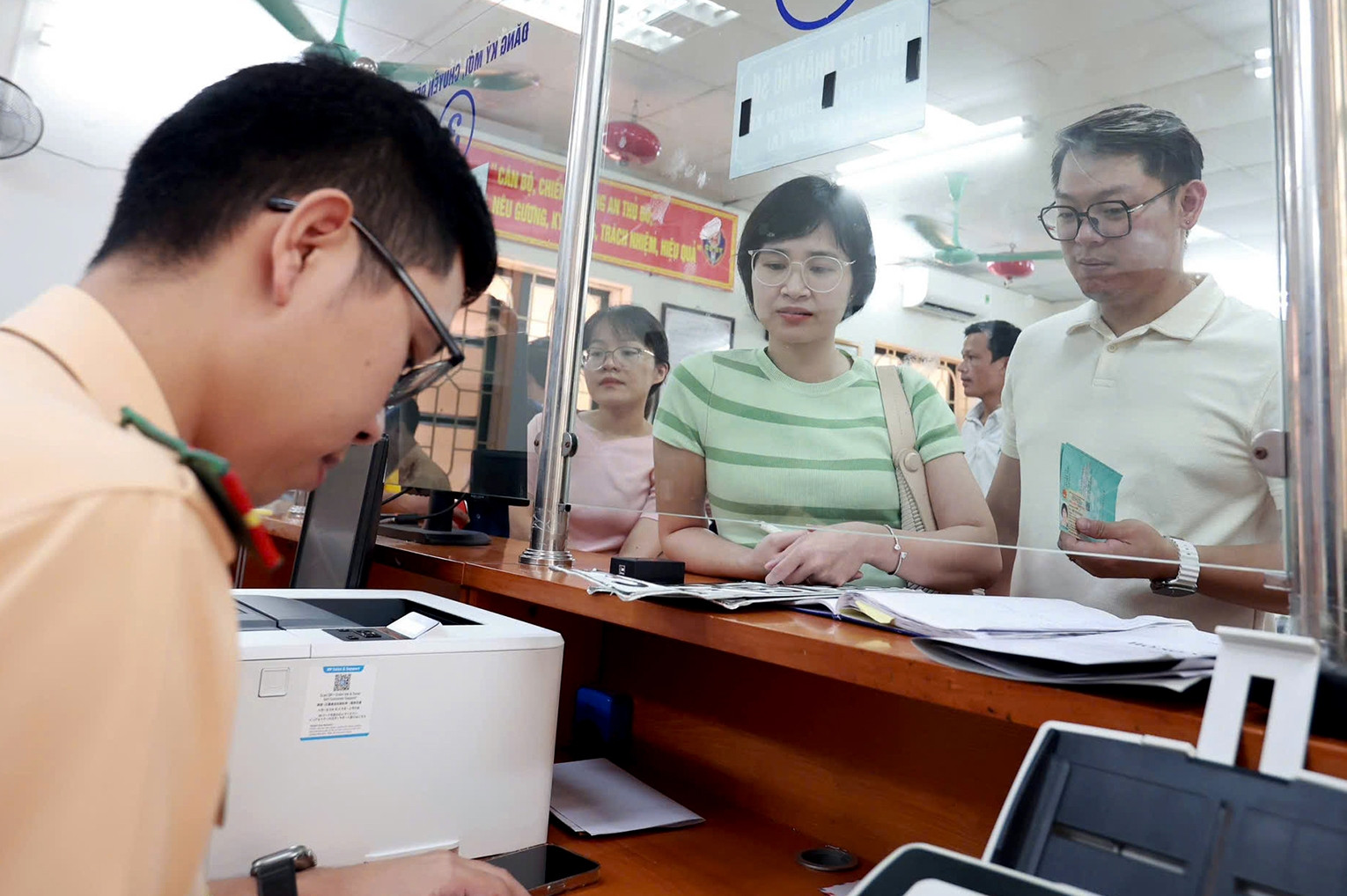 Thủ tướng: Giá vàng biến động, không để tình trạng thao túng thị trường 4 Thủ tướng quyết: Cấp giấy phép lái xe rút xuống 4 ngày rưỡi, giảm 30% lệ phí đăng ký xe