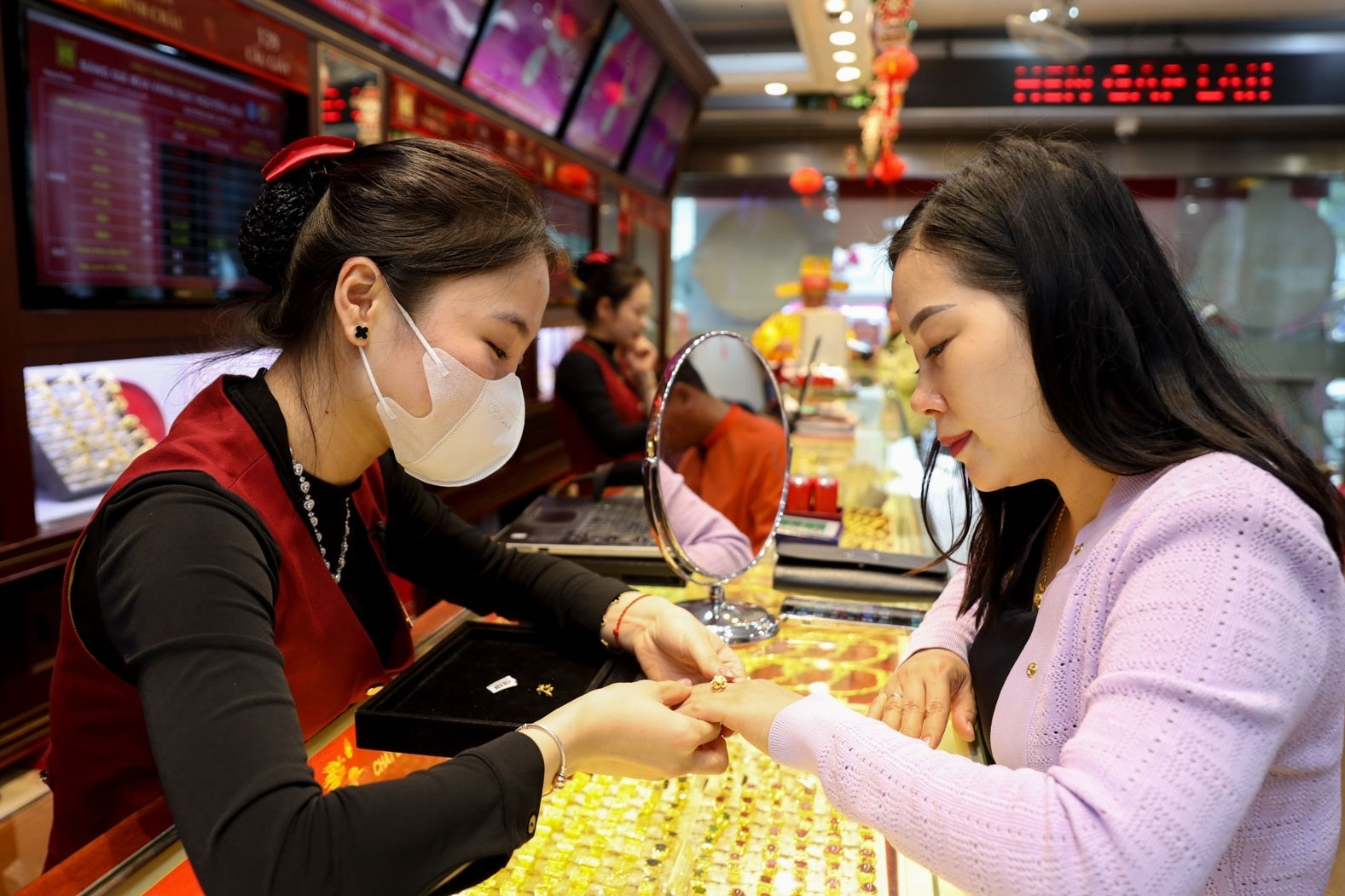Xu hướng tăng vững chắc, cuối năm giá vàng SJC sẽ lên 140 triệu đồng? 2 Giá vàng hôm nay 6/9/2025 tiếp tục tăng sốc, SJC sẽ vọt qua mốc 135 triệu đồng?