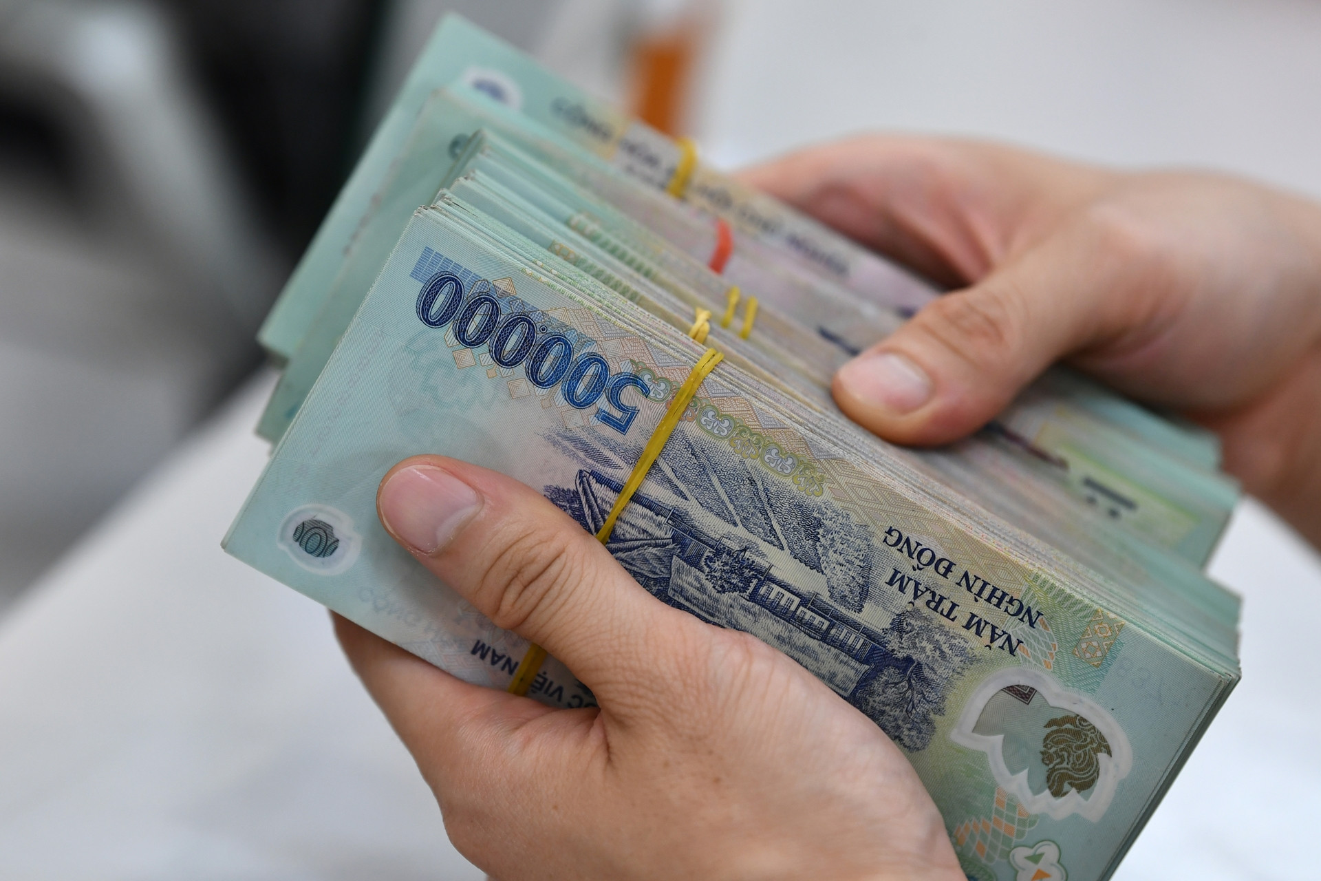 Giá vàng khó bứt phá mạnh như trước, không nên mua đuổi theo thị trường 4 Bộ Tài chính không đồng tình giảm trừ gia cảnh tính thuế TNCN theo địa bàn