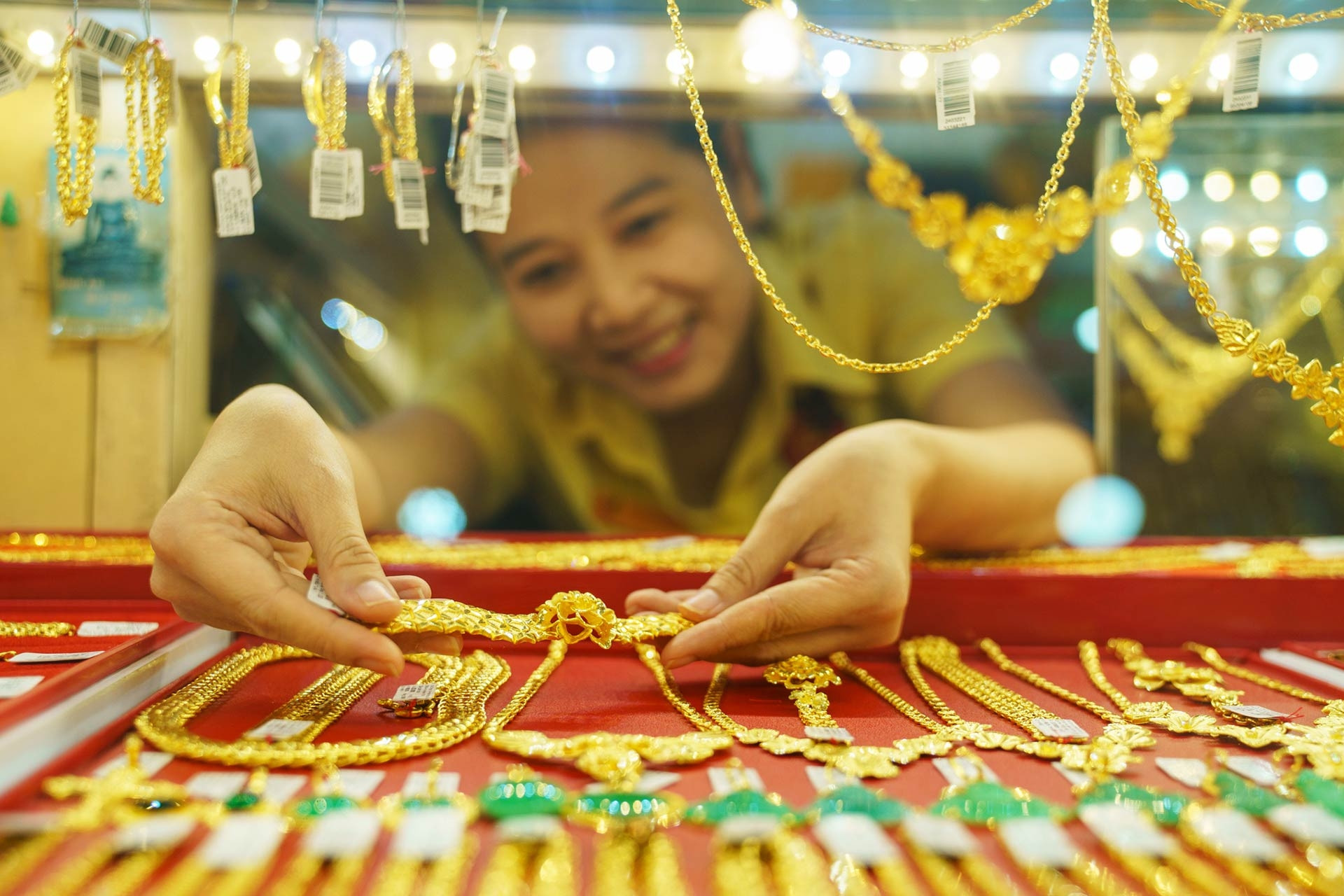 1760071444 222 Khach mang tien mat mua luong lon vang phai ra