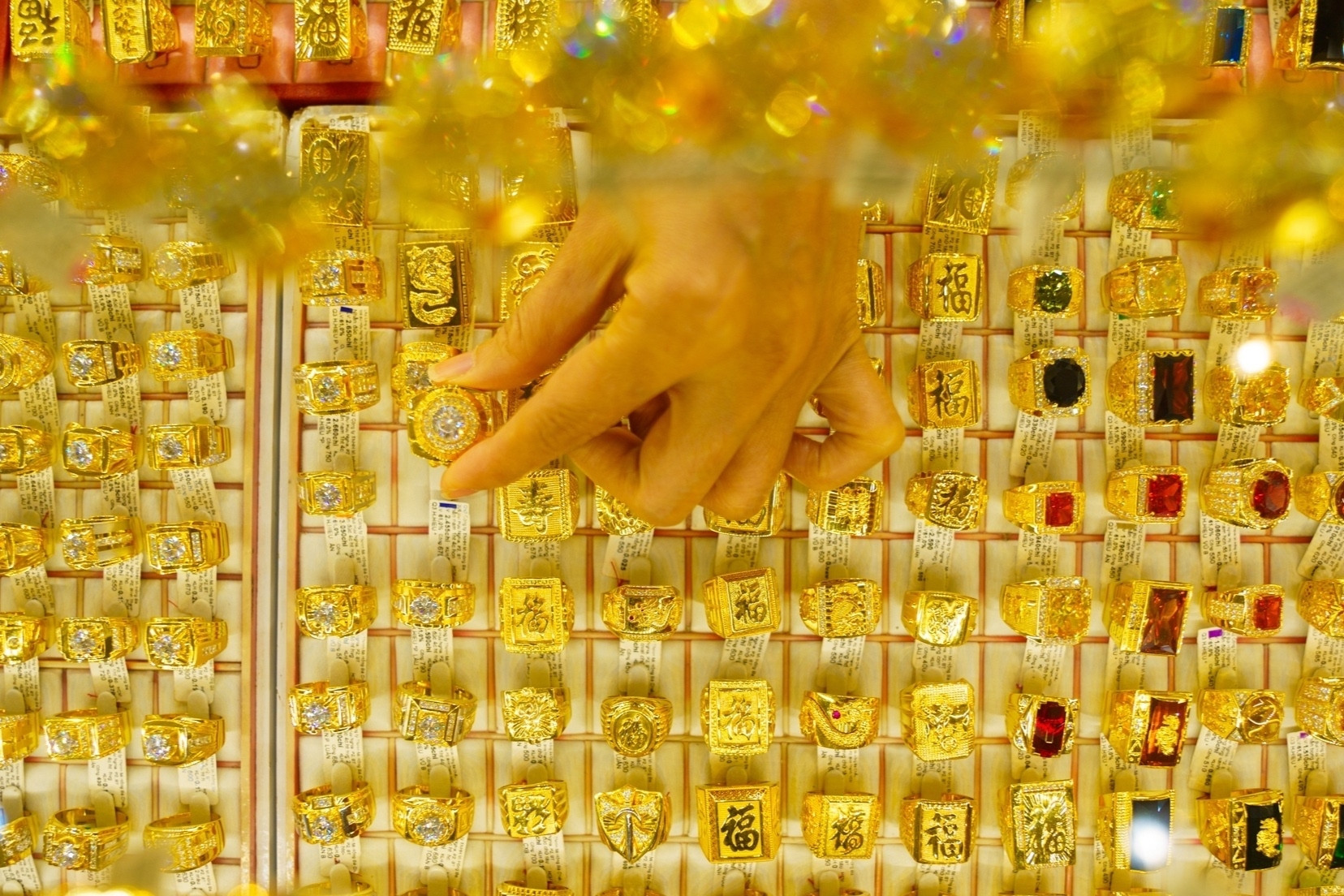 1760339284 274 Gia vang tang vot chung khoan Trung Quoc giam manh