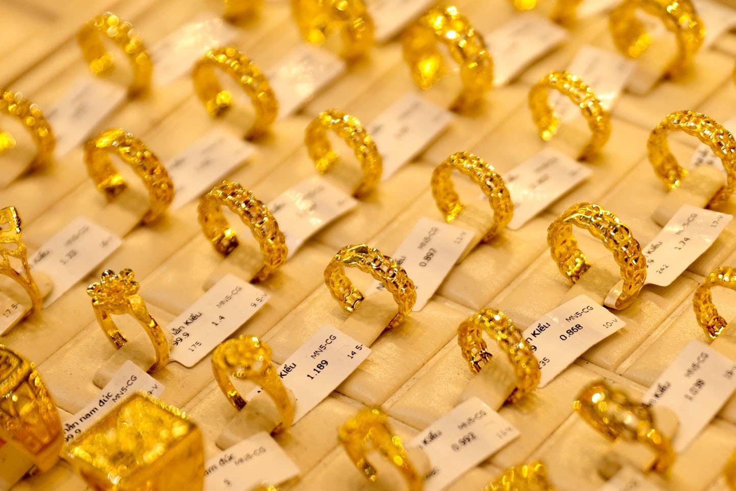 Trung Quốc cứng rắn, giá vàng vọt lên 147,6 triệu đồng/lượng: Khó cản đà tăng