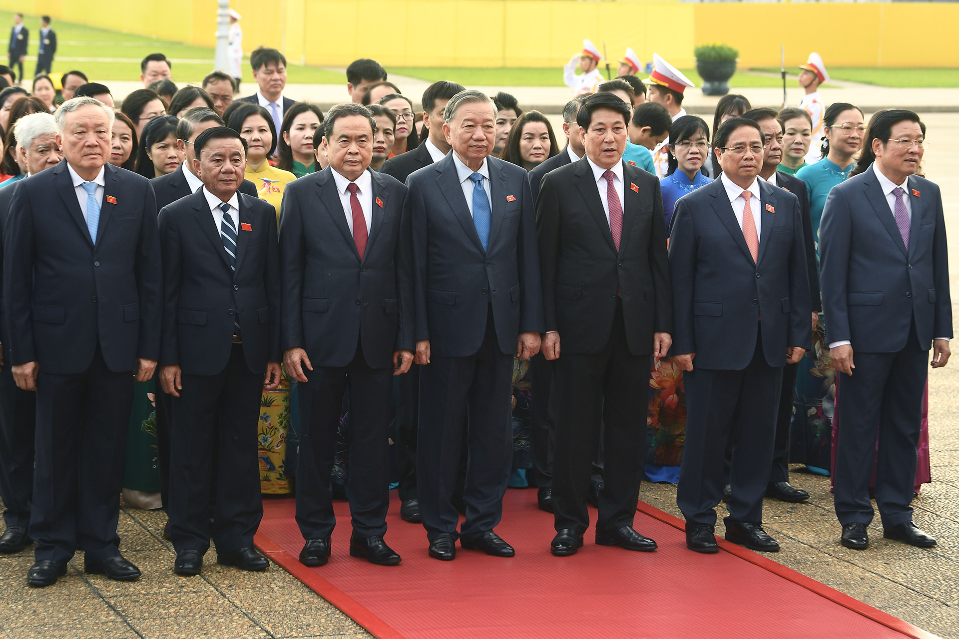 Cử tri đánh giá cao kết quả của cuộc cách mạng sắp xếp tổ chức bộ máy 6 Lãnh đạo Đảng, Nhà nước và đại biểu Quốc hội vào Lăng viếng Chủ tịch Hồ Chí Minh