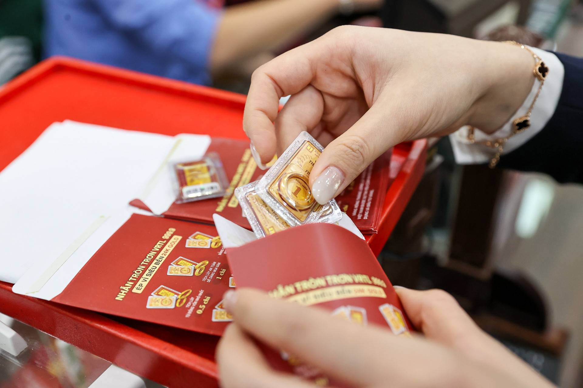 1761048244 432 Nguoi dan chuyen sang tim vang 98 giua luc gia