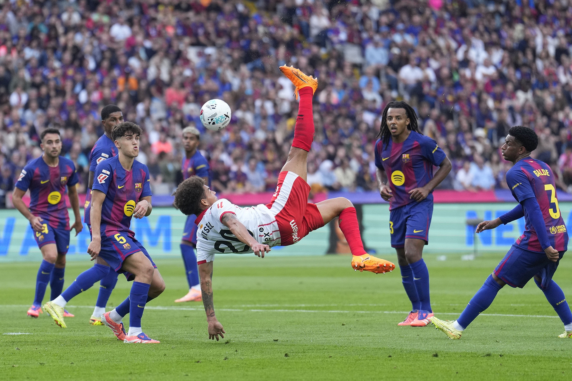 Giá vàng biến động mạnh, mua vào bất chấp như cầm ‘hòn than nóng' 2 1761126364 209 Gia vang bien dong manh mua vao bat chap nhu