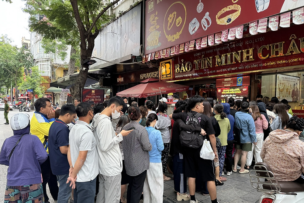 Giá vàng lên xuống thất thường, người ‘lướt sóng' lúc đỉnh đứng ngồi không yên 2 Giá vàng giảm mạnh, xuất hiện điểm bán tới 10 lượng cho mỗi khách hàng