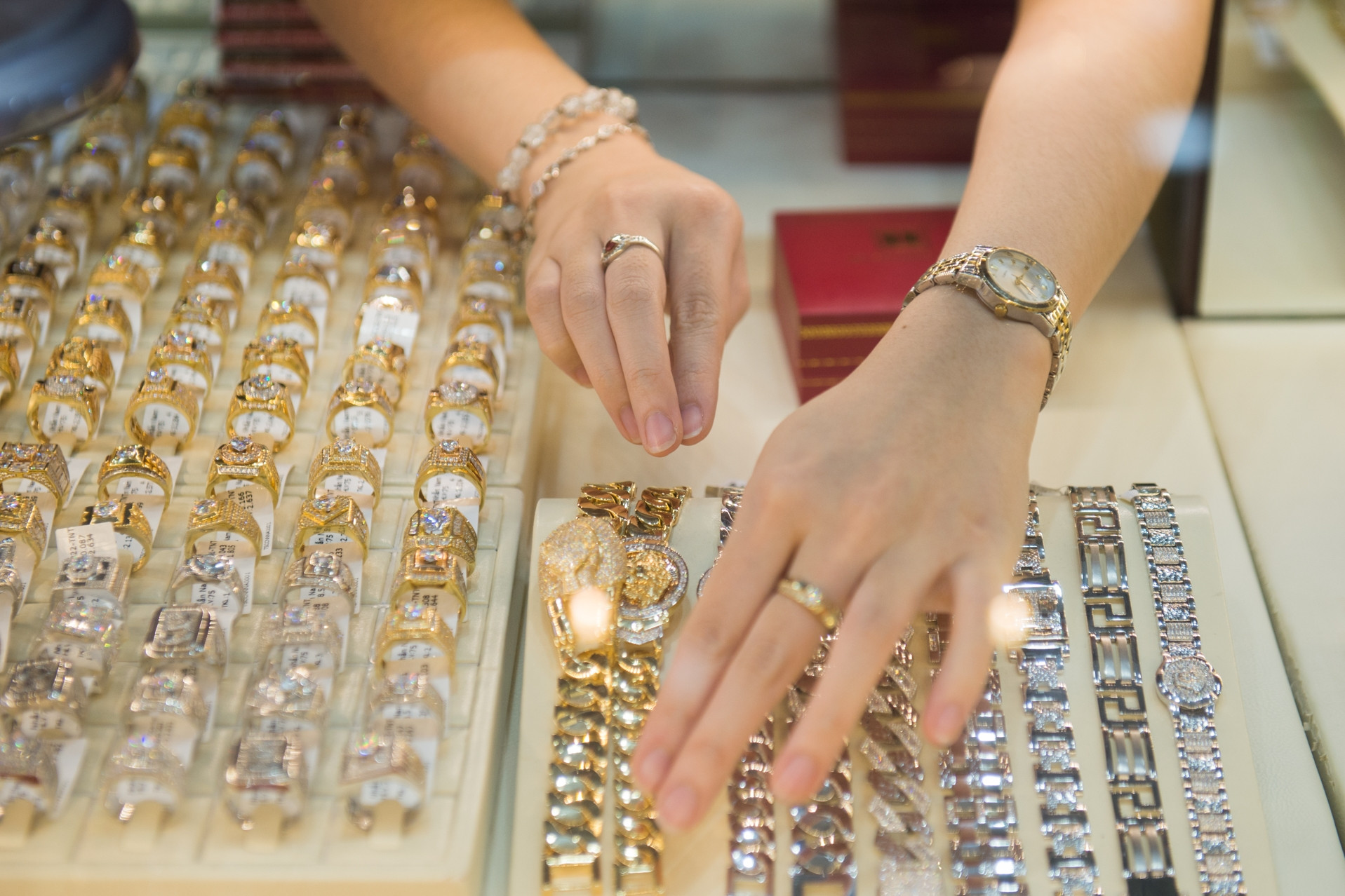 Giá vàng hôm nay 2/11/2025: Giảm gần 4 triệu đồng/lượng, ‘lướt sóng’ lỗ nặng 2 1762043644 815 Gia vang hom nay 2112025 Giam gan 4 trieu dongluong