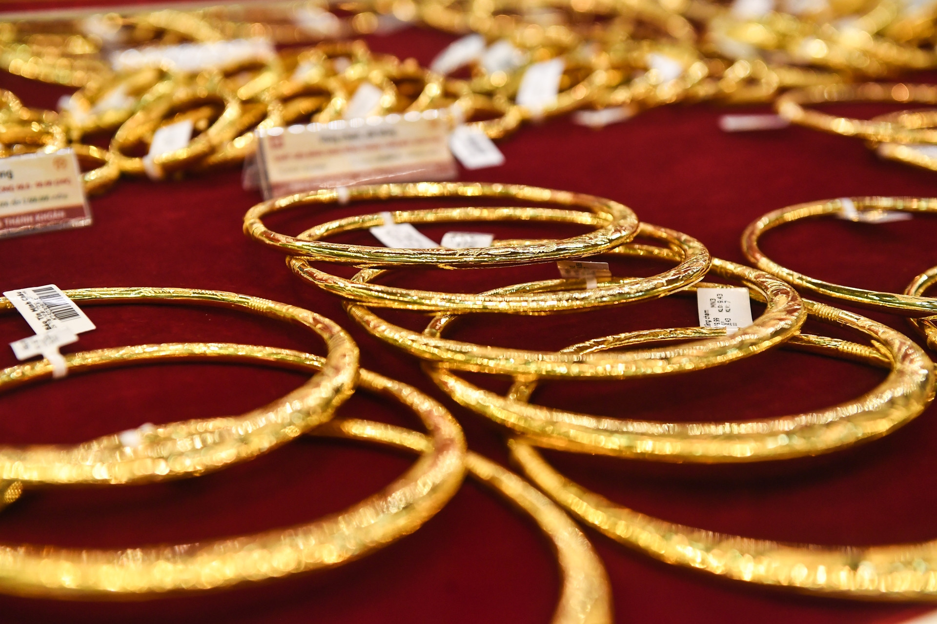 Giá vàng tăng cao: Nhà đầu tư bị 'kẹp hàng', tiệm vàng tư nhân lộ chiêu trò 3 1763035744 680 Gia vang tang cao Nha dau tu bi kep hang