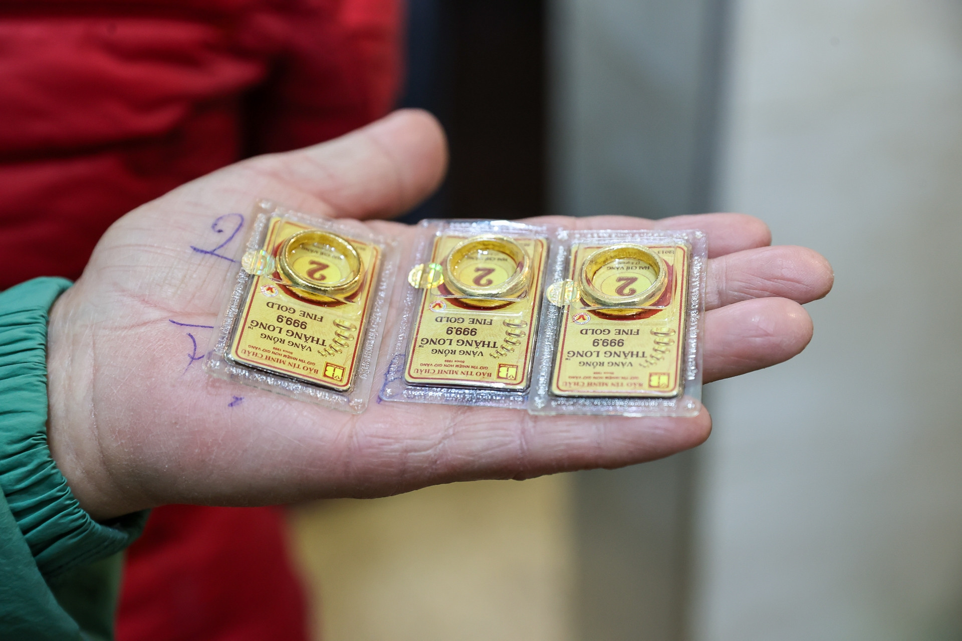 1763160364 735 Gia vang suy yeu loat tin hieu xau bua vay