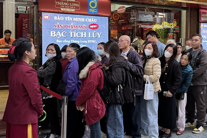 Người cao tuổi xếp hàng mua 2 chỉ vàng, tiếc nuối vì đến lượt lại không thể thanh toán