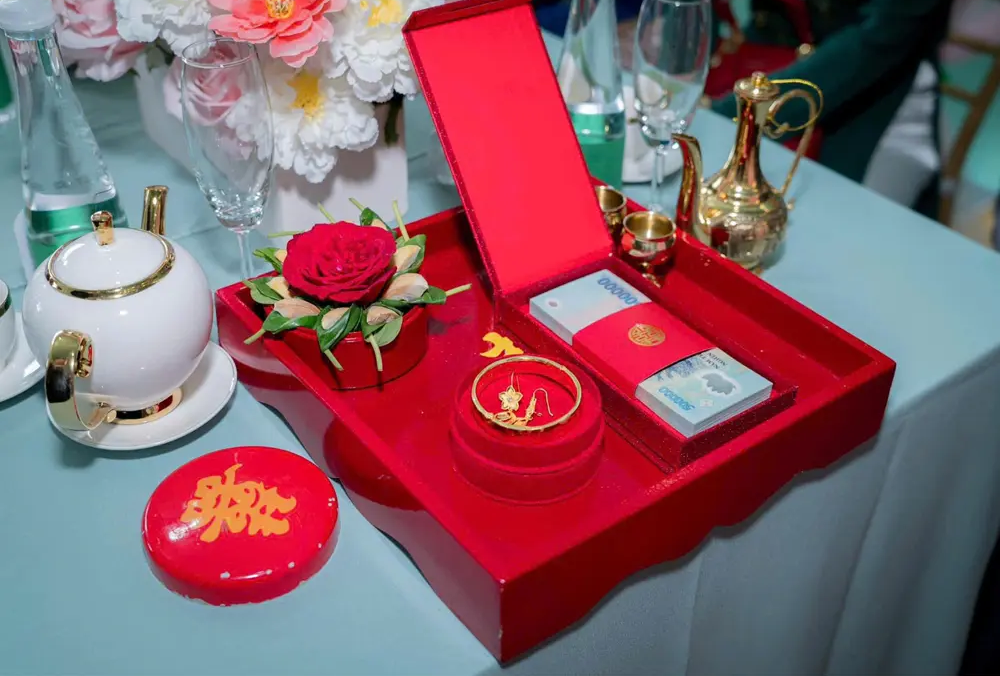 Vi 3 cay vang cuoi me chong gian con dau