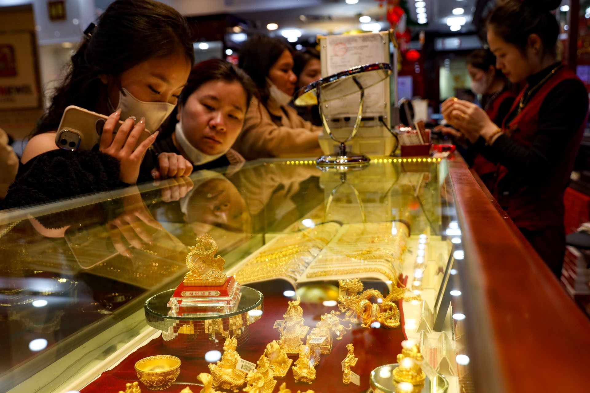 Giá vàng hôm nay 11/12/2025 suy yếu, tín hiệu bất thường từ Mỹ 2 1765409523 578 Gia vang hom nay 11122025 suy yeu tin hieu bat