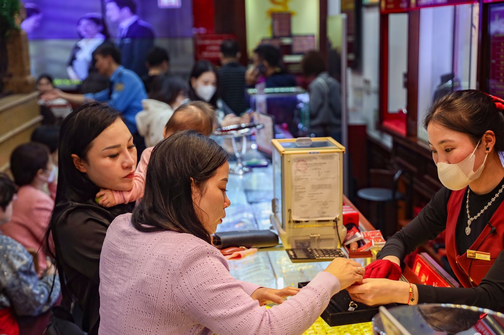 1767156606 456 Vang lao doc khoi dinh cao nguoi dan xep hang