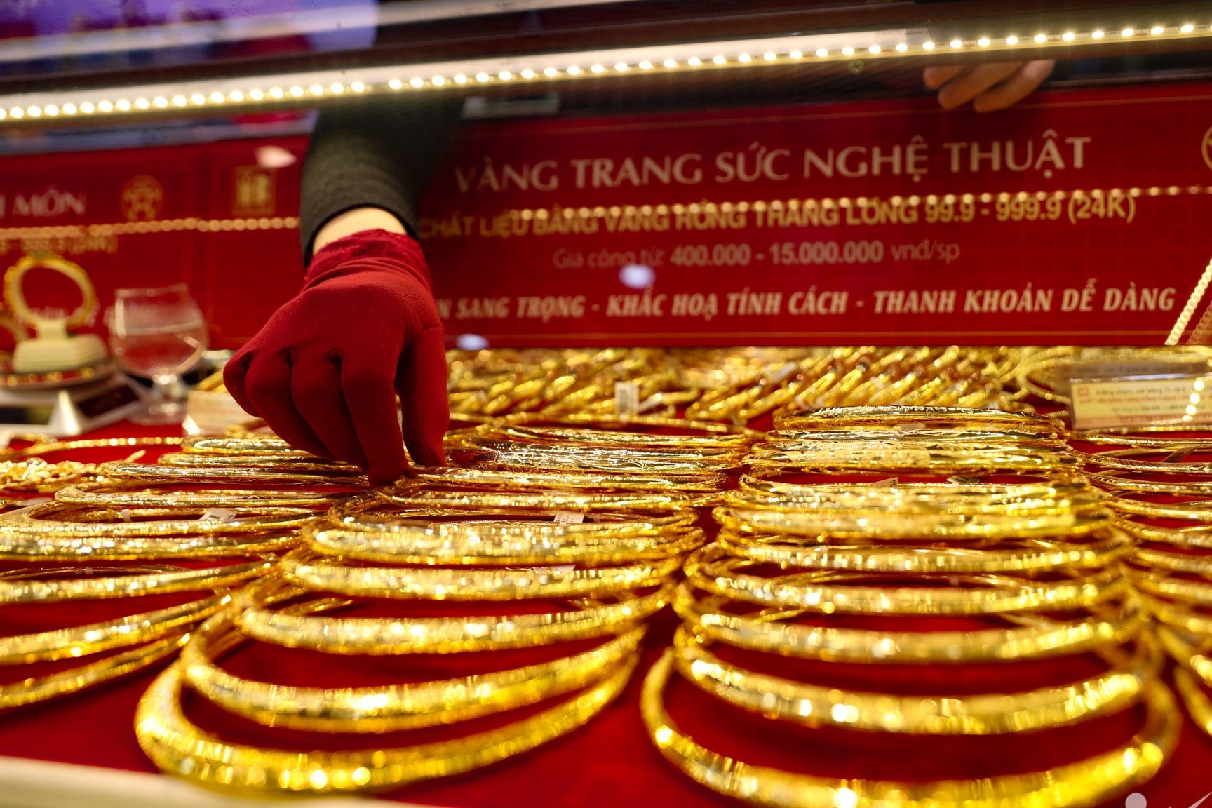 1770302051 863 Gia vang the gioi lao doc roi xa nguong 5000