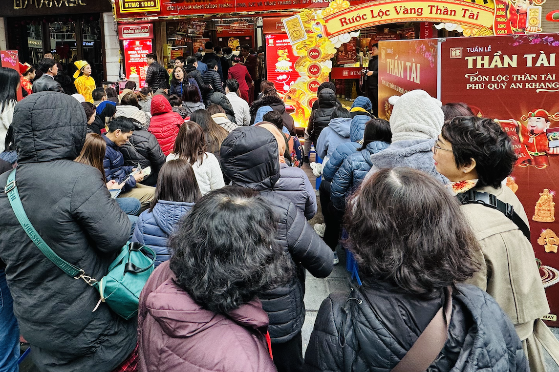 1770625688 742 Dong nguoi chen mua vang ngay Via Than Tai den