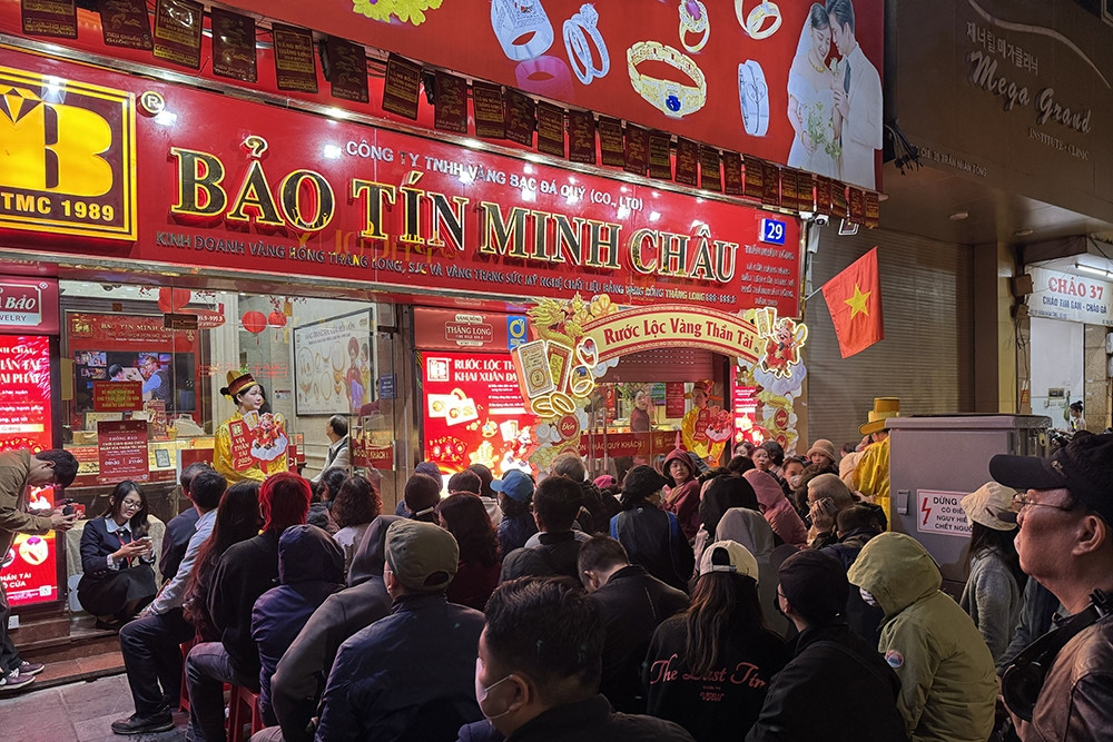 Người phụ nữ TPHCM 20 năm mua vàng trong ngày vía Thần Tài, từ lúc giá 8,5 triệu/lượng 4 1772087644 665 Nguoi phu nu TPHCM 20 nam mua vang trong ngay