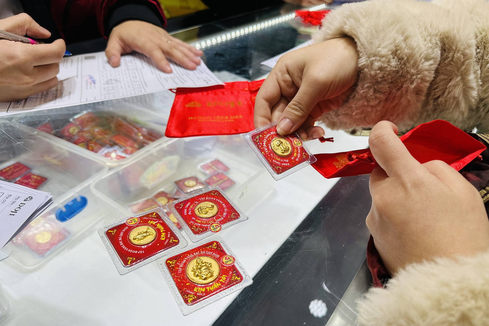 Đầu năm, người Trung Quốc rủ nhau đi ‘tour check-in' tiệm vàng 3 Dau nam nguoi Trung Quoc ru nhau di ‘tour check in