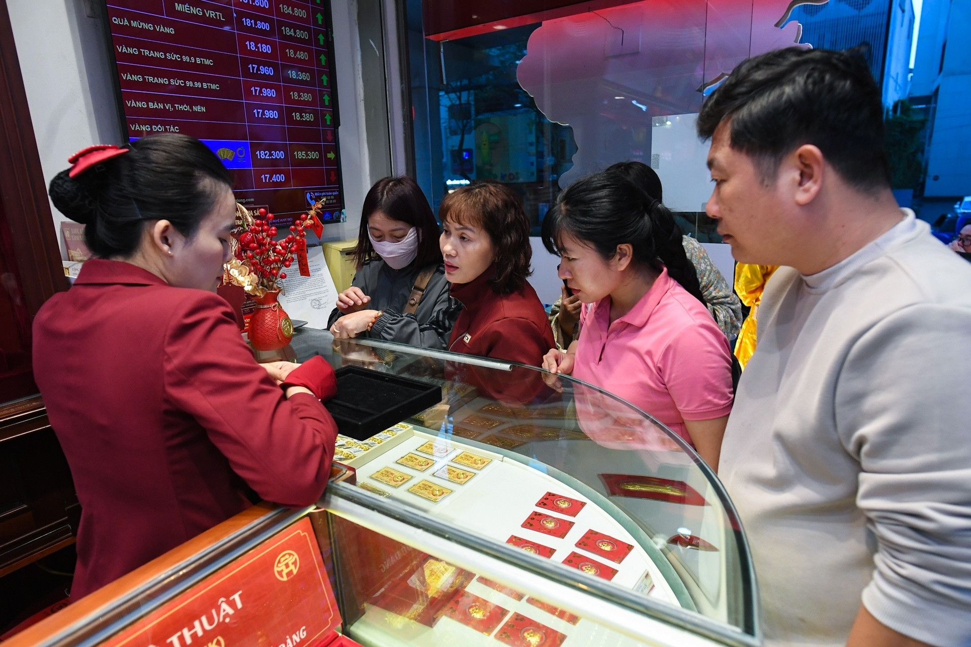 1772524746 103 Xep hang nhieu gio mua vang vi tin dong la