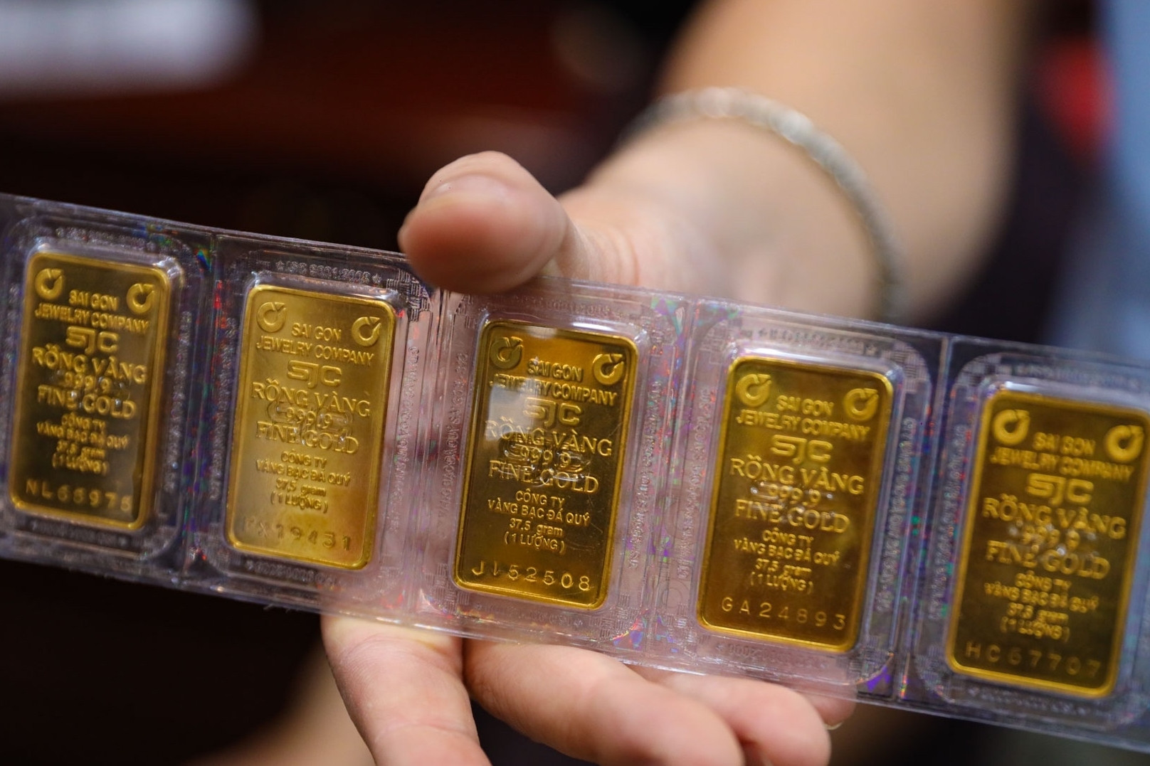Giá vàng giảm vội vàng bắt đáy, lỗ ngay chục triệu đồng 2 1774182005 391 Gia vang giam voi vang bat day lo ngay chuc