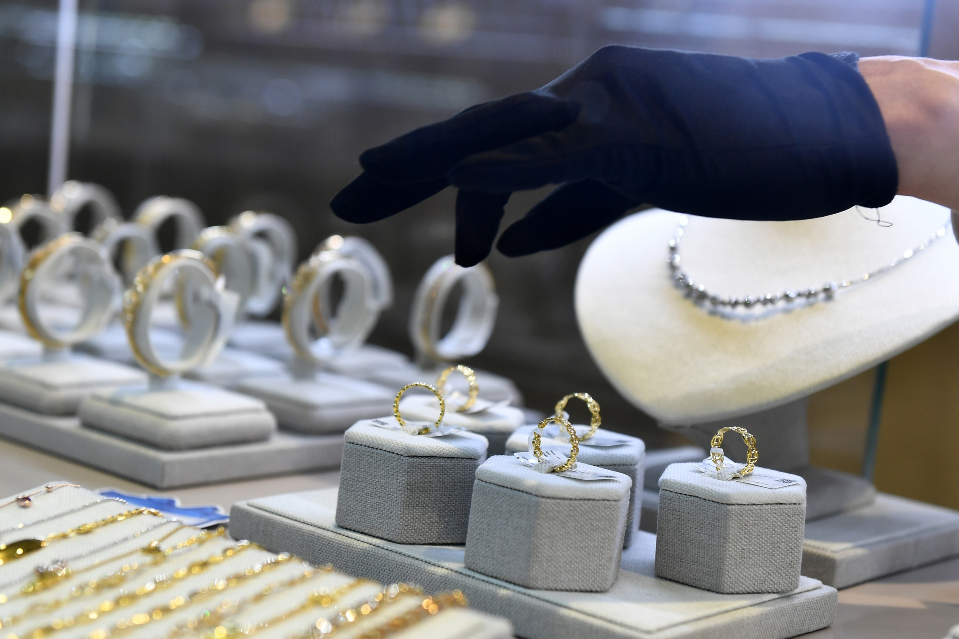 Ngan hang o at xa 8 ty USD vang cuoc