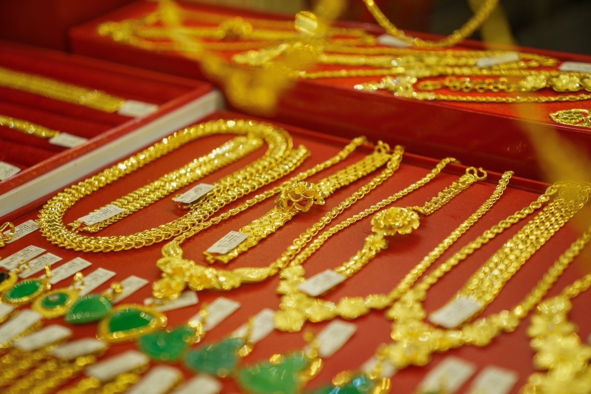 Vang roi duoi moc 4700 USD chi la ha nhiet