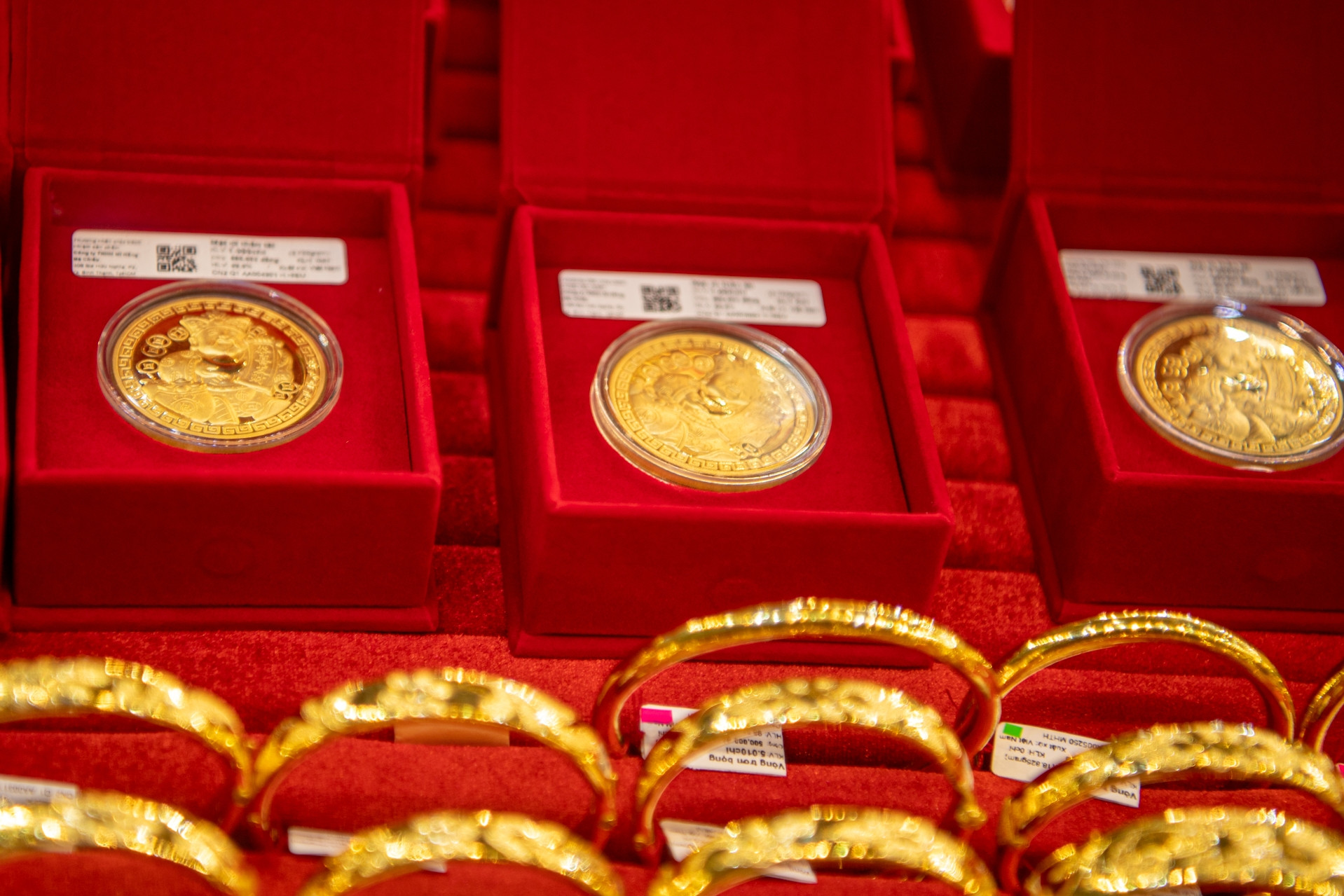 Giá vàng hôm nay 27/5/2026: Đảo chiều chóng mặt, SJC lùi dần về 160 triệu/lượng 2 gia vang tang dung dung dau lao doc truoc dien bien moi 944
