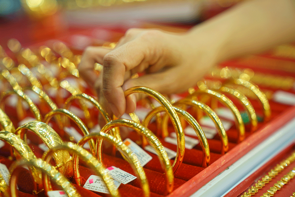 Giá vàng thế giới tăng vọt, vì sao SJC thấp hơn giá quốc tế? 2 Gia vang the gioi tang vot vi sao SJC thap